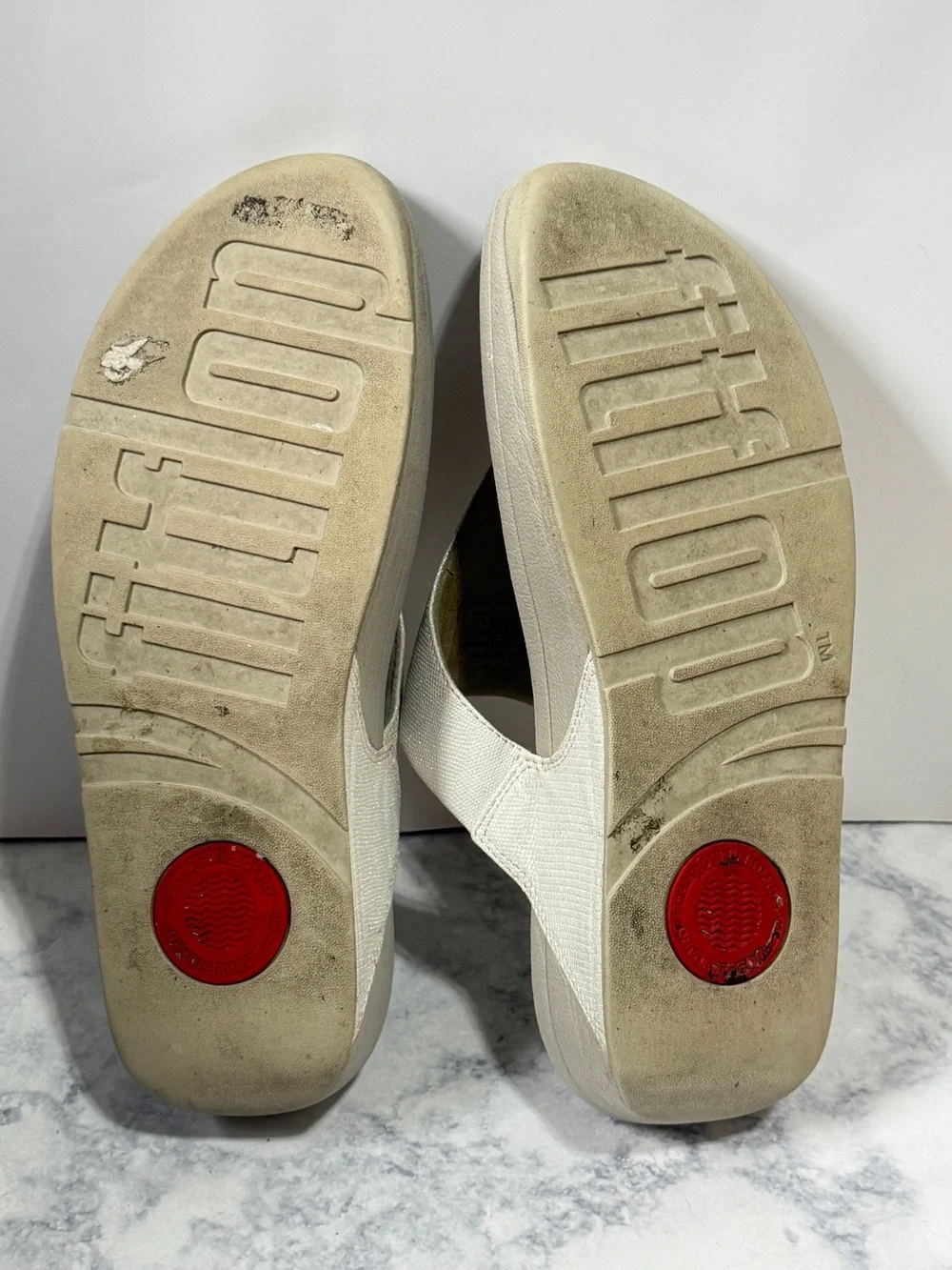 Fitflop Lulu sliver white metallic reptile shimmer thing sandals size 10